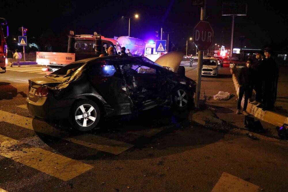 Hasta taşıyan ambulans otomobille çarpıştı: 5 yaralı