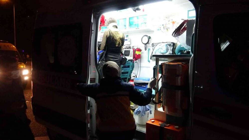 Hasta taşıyan ambulans otomobille çarpıştı: 5 yaralı