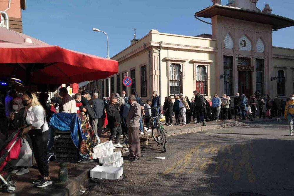 Kilosu 10 TL’ye düşen hamsiyi gören sıraya girdi
