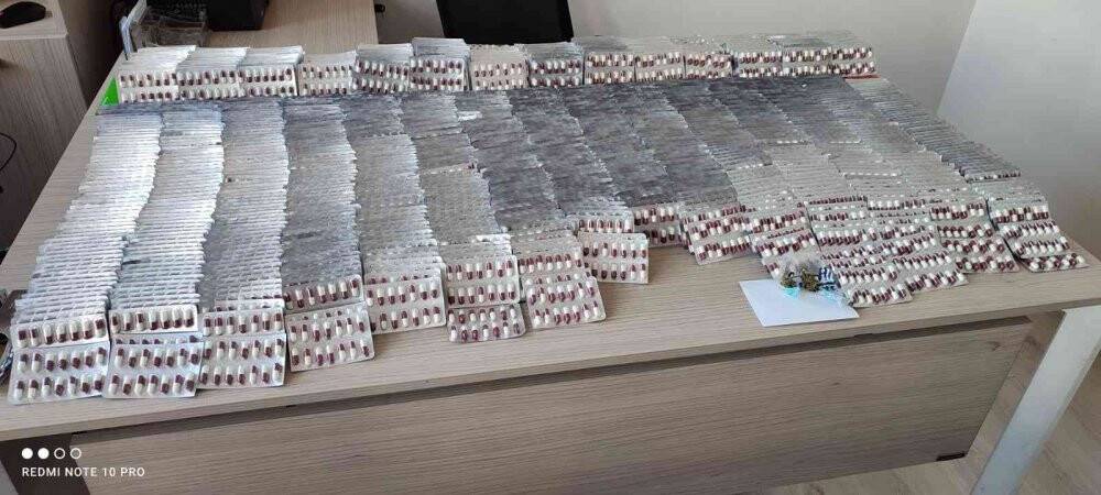 Konya'da Özel Harekatın gözaltına aldığı şahsın evinde binlerce uyuşturucu hap bulundu