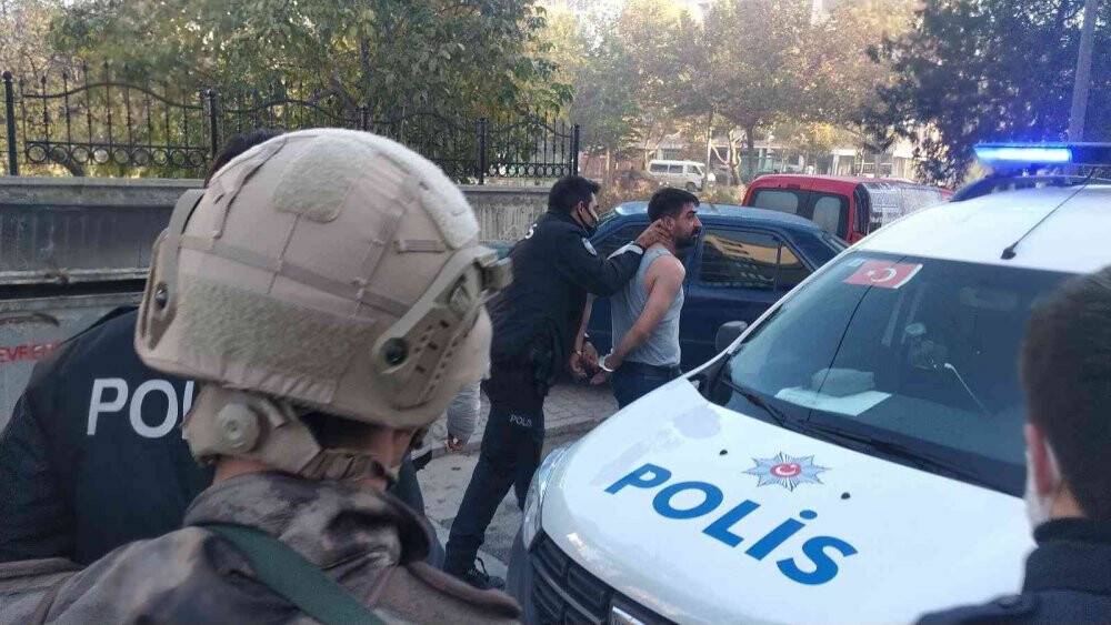 Konya'da Özel Harekatın gözaltına aldığı şahsın evinde binlerce uyuşturucu hap bulundu