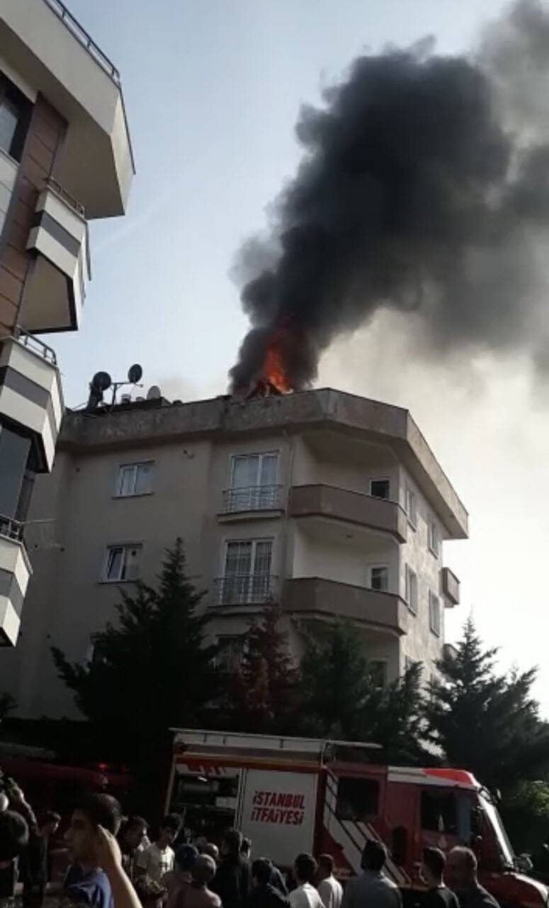 Sancaktepe’de 5 katlı binanın çatısı alev alev yandı