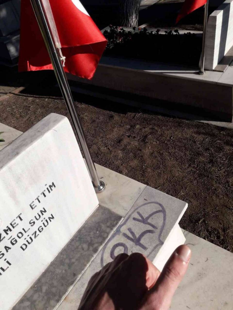 Şehit mezarına çirkin saldırı