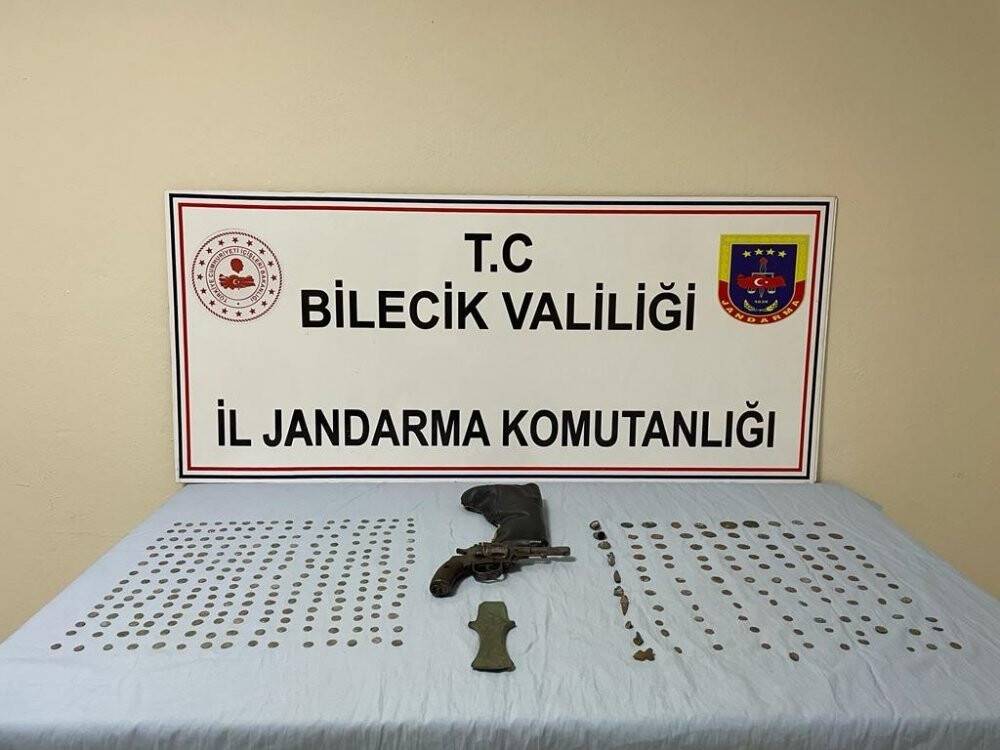 Tarihi eserleri internetten satmaya çalışınca yakalandılar