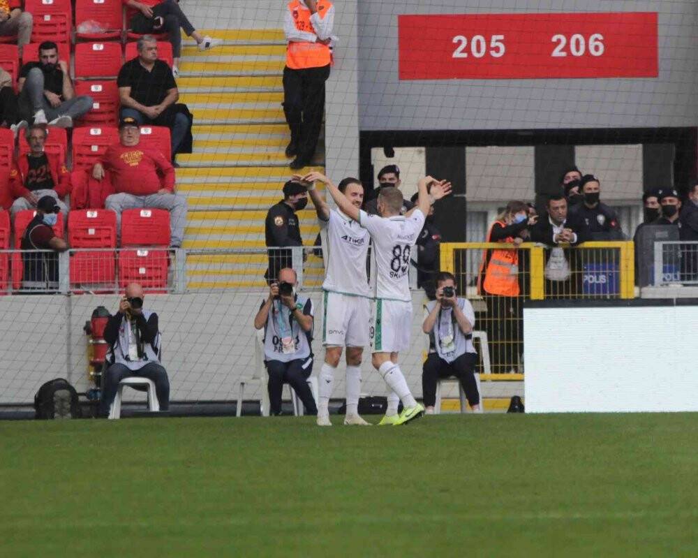 Mekanın sahibi geldi