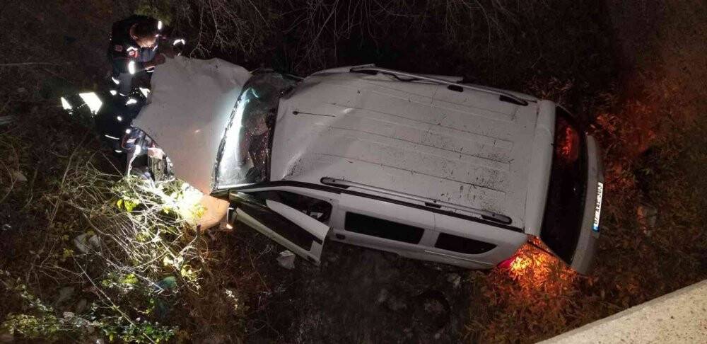 Otomobil köprüden dereye uçtu: 2 yaralı