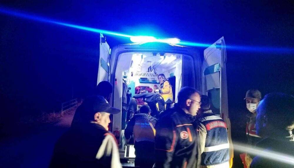 Otomobil köprüden dereye uçtu: 2 yaralı