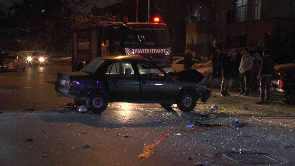 Pendik’te otomobil önce motosiklete ardından yayalara çarptı: 5 yaralı