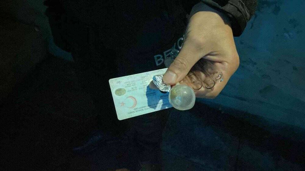 Camiye giren hırsız kovalamacayla  yakalandı, üzerinden uyuşturucu çıktı