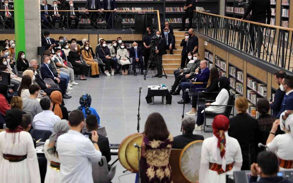 Cumhurbaşkanı Erdoğan: Gölgesinde huzur bulduğumuz bayrak hepimizin ortak bayrağıdır