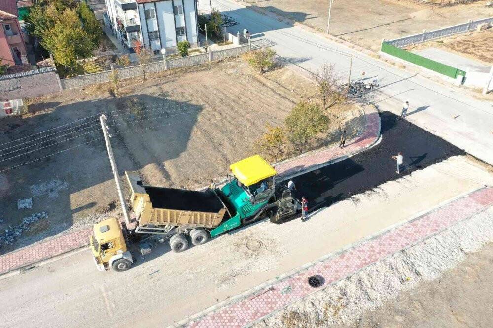 Meram Belediyesi Alakova’da sokakları sıcak asfaltla buluşturdu