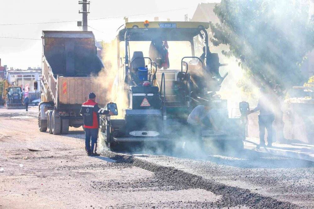 Meram Belediyesi Alakova’da sokakları sıcak asfaltla buluşturdu