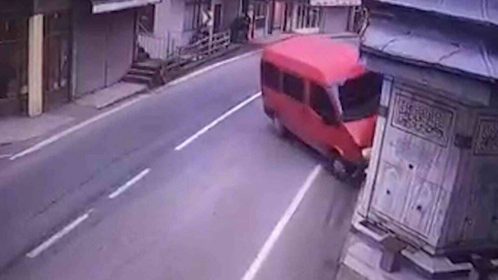 Rize’de feci kaza: Şadırvan ile minibüs arasında sıkıştı