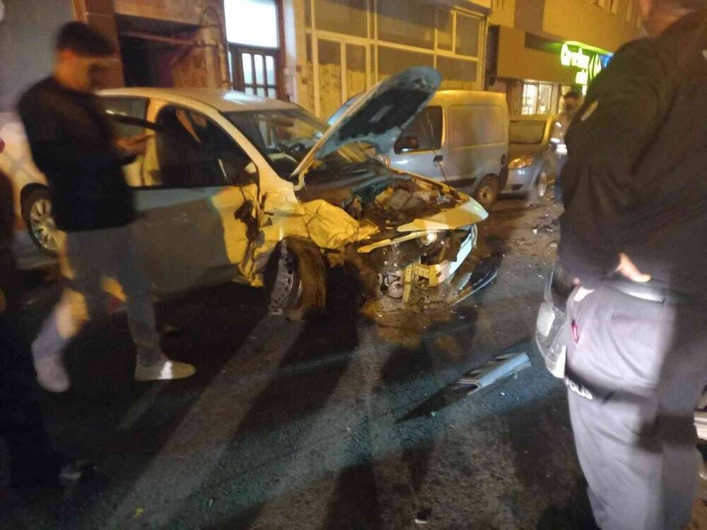 Üsküdar’da hızla ters yöne giren otomobil sürücüsü dehşet saçtı: 1 yaralı
