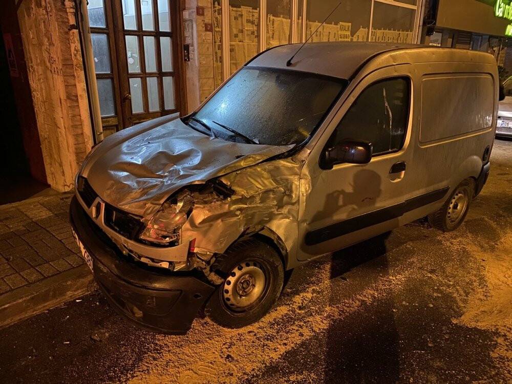 Üsküdar’da hızla ters yöne giren otomobil sürücüsü dehşet saçtı: 1 yaralı