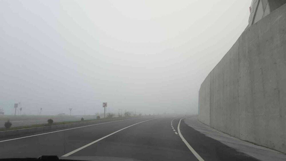 Zonguldak-Ereğli yolunda yoğun sis görüş mesafesini düşürdü