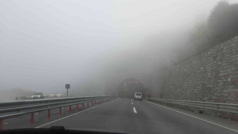 Zonguldak-Ereğli yolunda yoğun sis görüş mesafesini düşürdü