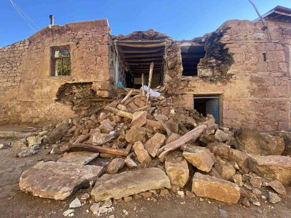 Depremde evde otururken yan odasının duvarı yıkıldı