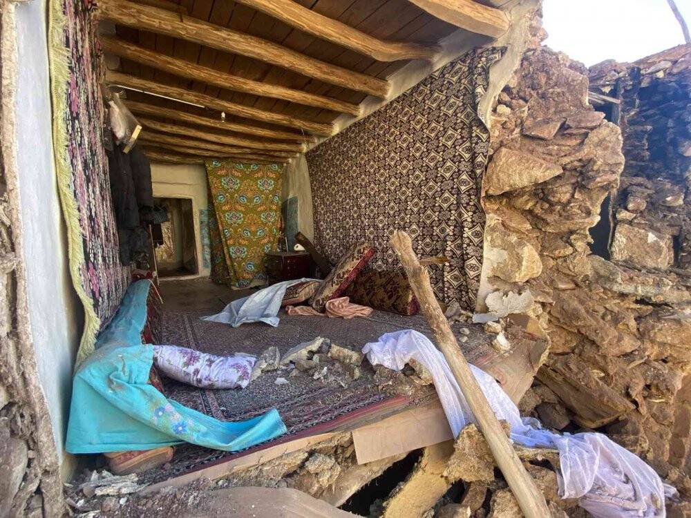 Depremde evde otururken yan odasının duvarı yıkıldı