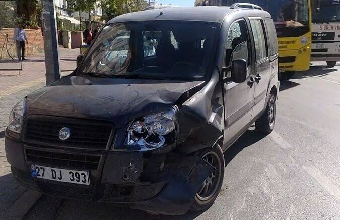 Dört araç birbirine girdi, araçlardan biri tramvay yoluna uçtu