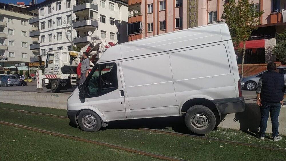 Dört araç birbirine girdi, araçlardan biri tramvay yoluna uçtu