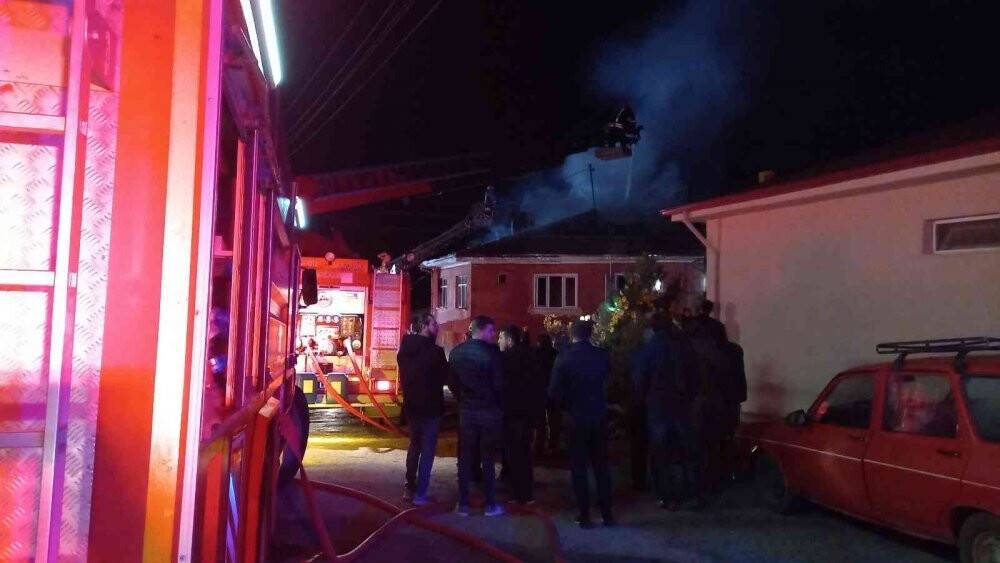 Gediz’de ev yangını; 1 ölü