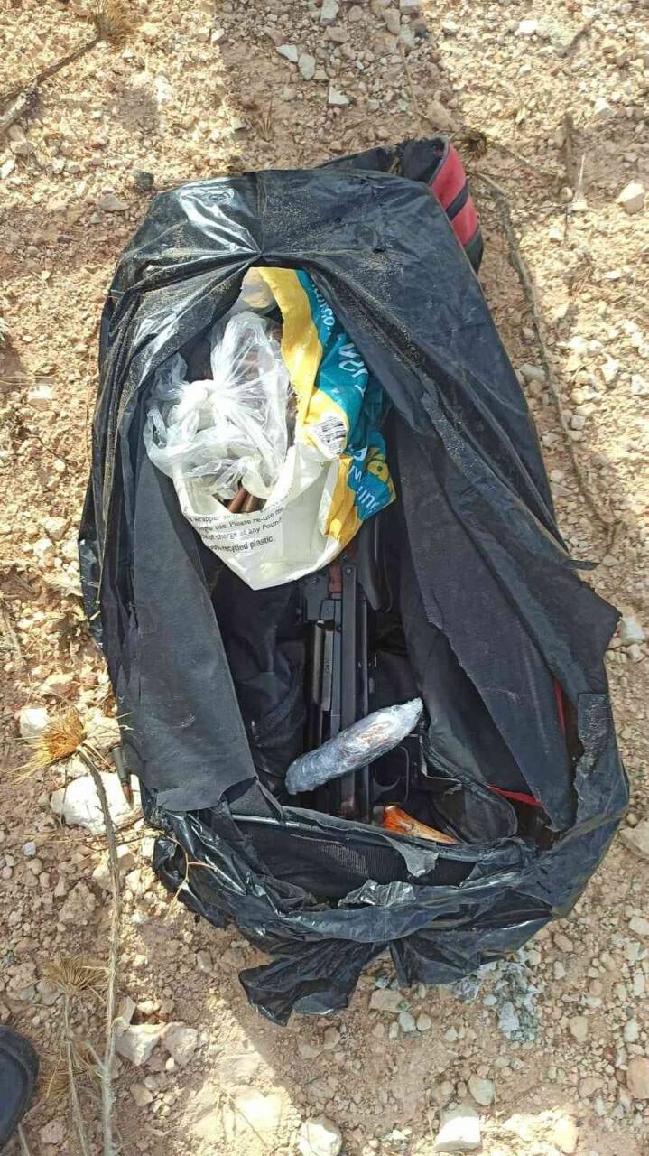 Toprağa gömülü silah ve bomba yapımında kullanılan malzemeler ele geçirildi