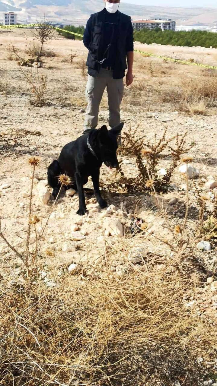 Toprağa gömülü silah ve bomba yapımında kullanılan malzemeler ele geçirildi
