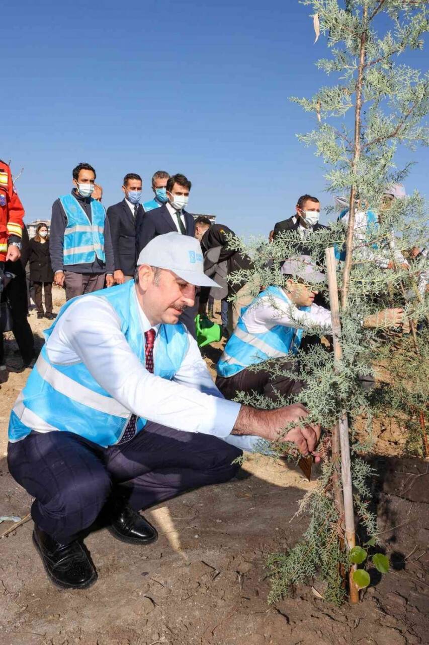 Bakan Gül: Ülkemizin geleceği daha yeşil, daha huzurlu, daha güzel olsun duasıyla bugün toprakla buluştuk”