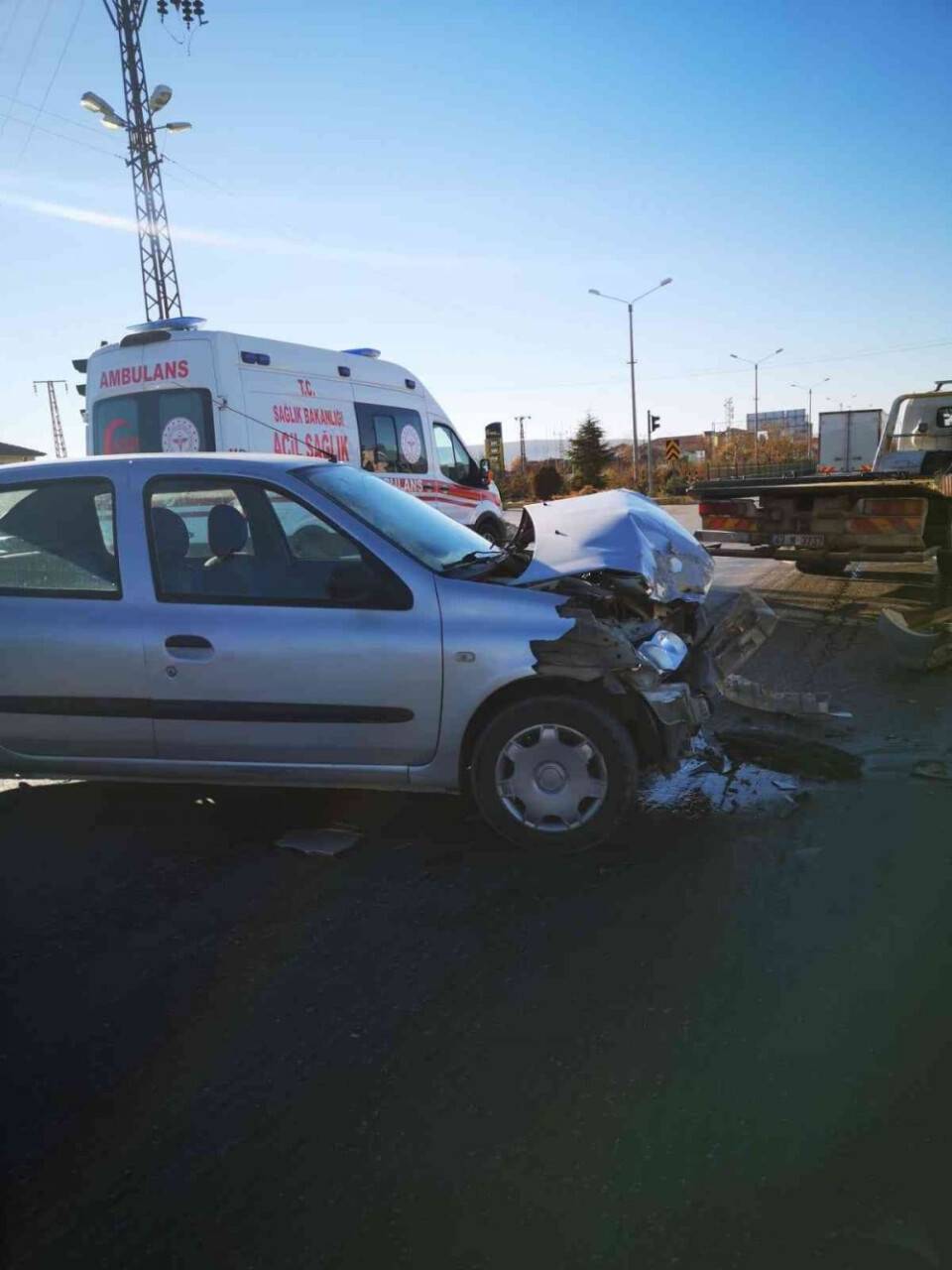 Konya’da kaza! Otomobil ile kamyonet çarpıştı: 2 yaralı