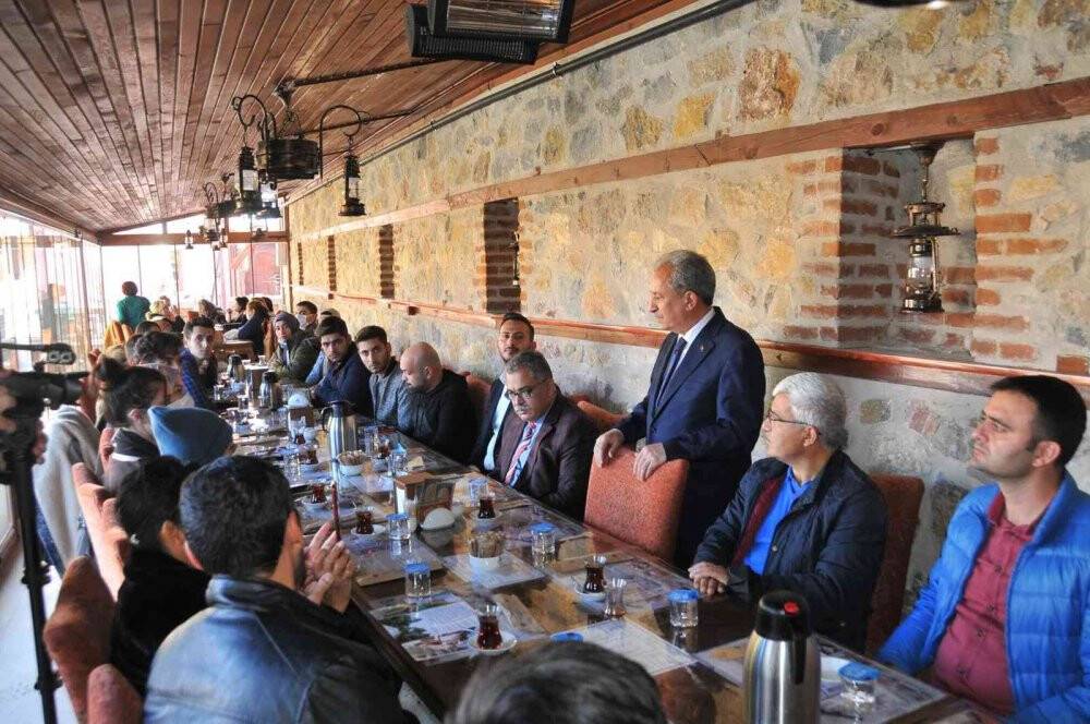 Başkan Akkaya üniversiteli gençlerle buluştu