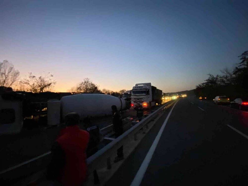 Direksiyonu kilitlenen beton mikseri karşı şeride geçerek devrildi