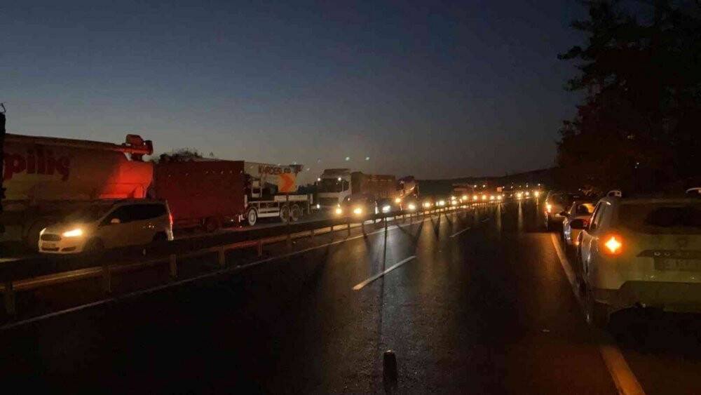 Direksiyonu kilitlenen beton mikseri karşı şeride geçerek devrildi