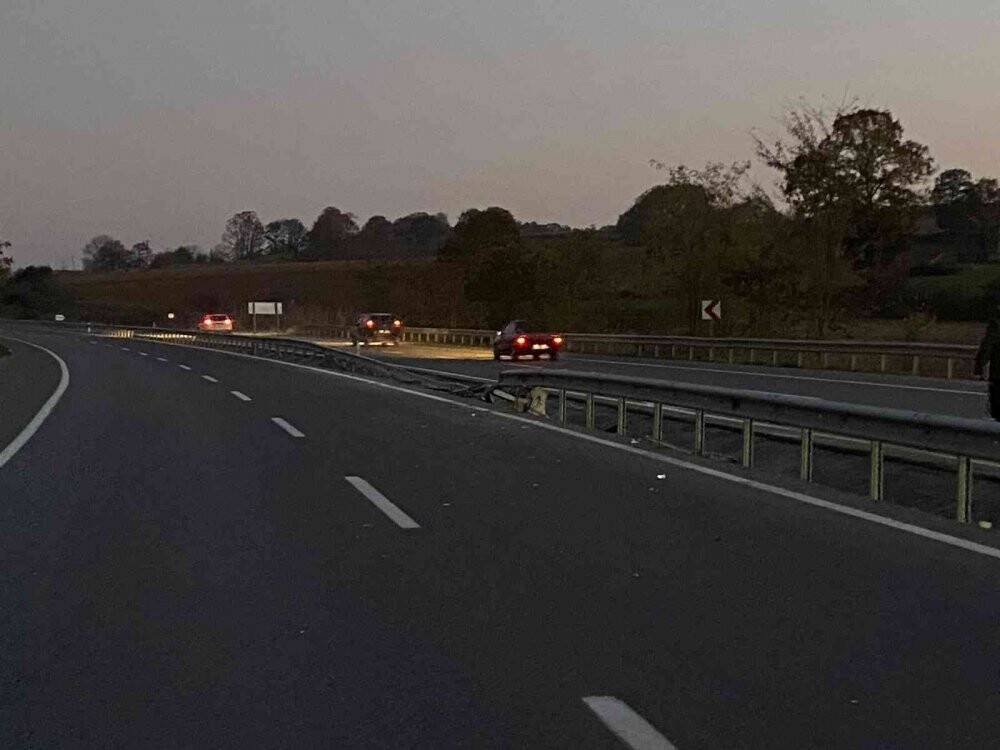 Direksiyonu kilitlenen beton mikseri karşı şeride geçerek devrildi