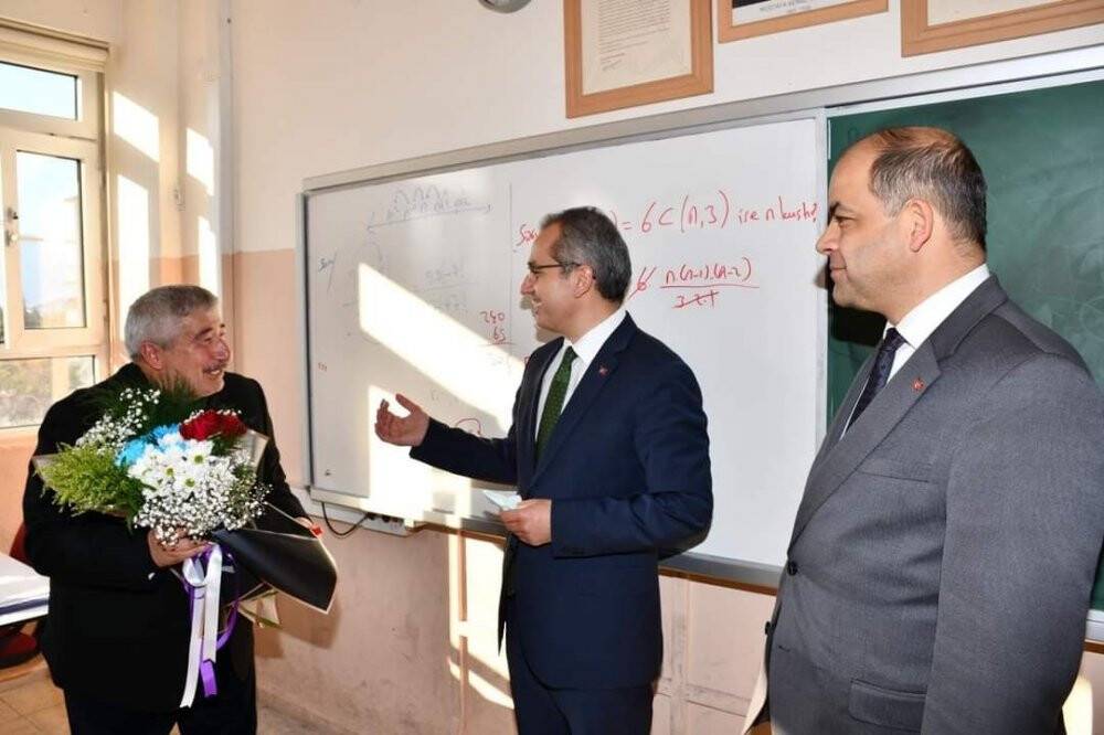 Emekli olan öğretmene son dersinde kaymakamdan sürpriz