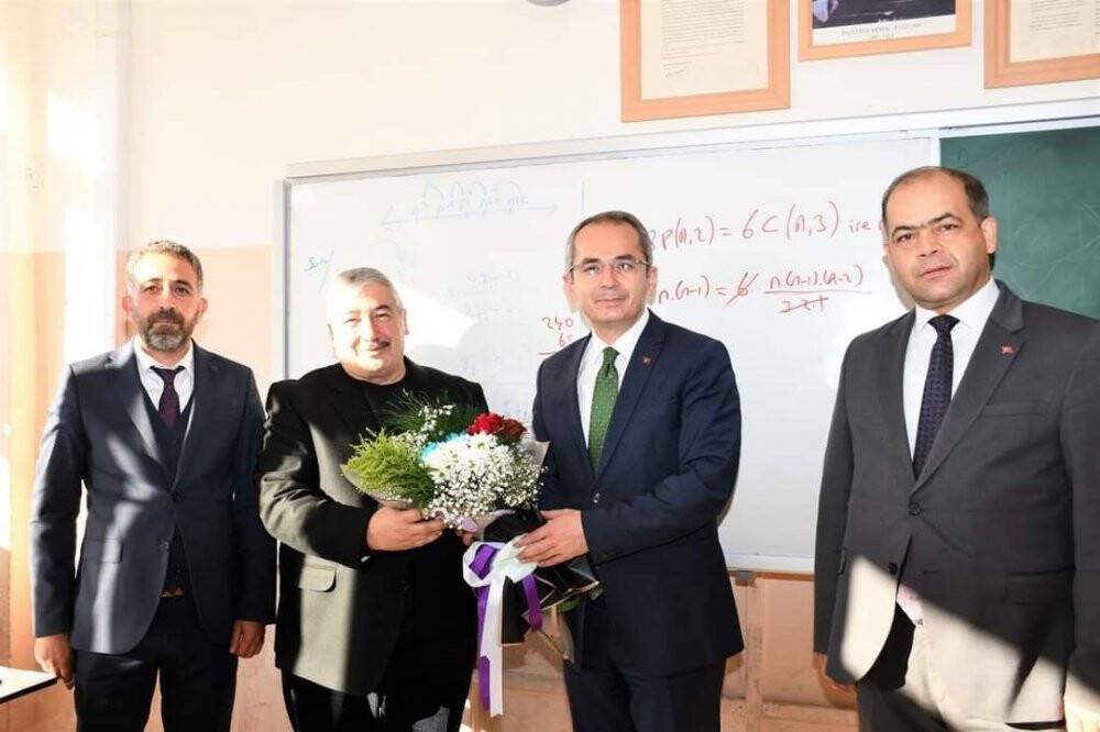 Emekli olan öğretmene son dersinde kaymakamdan sürpriz