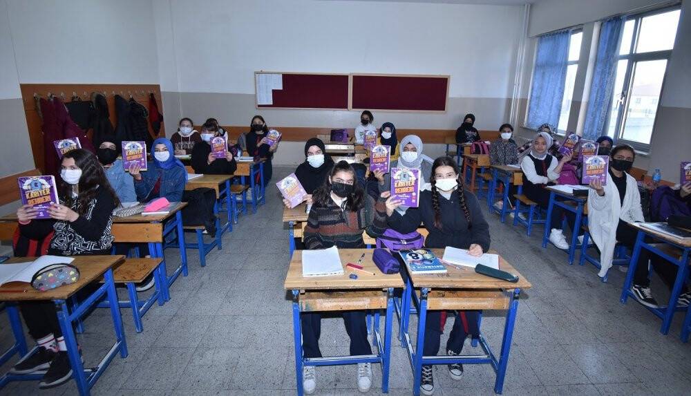 Karatay Belediyesinden öğrencilere "Kariyer Rehberi Planlama" defteri