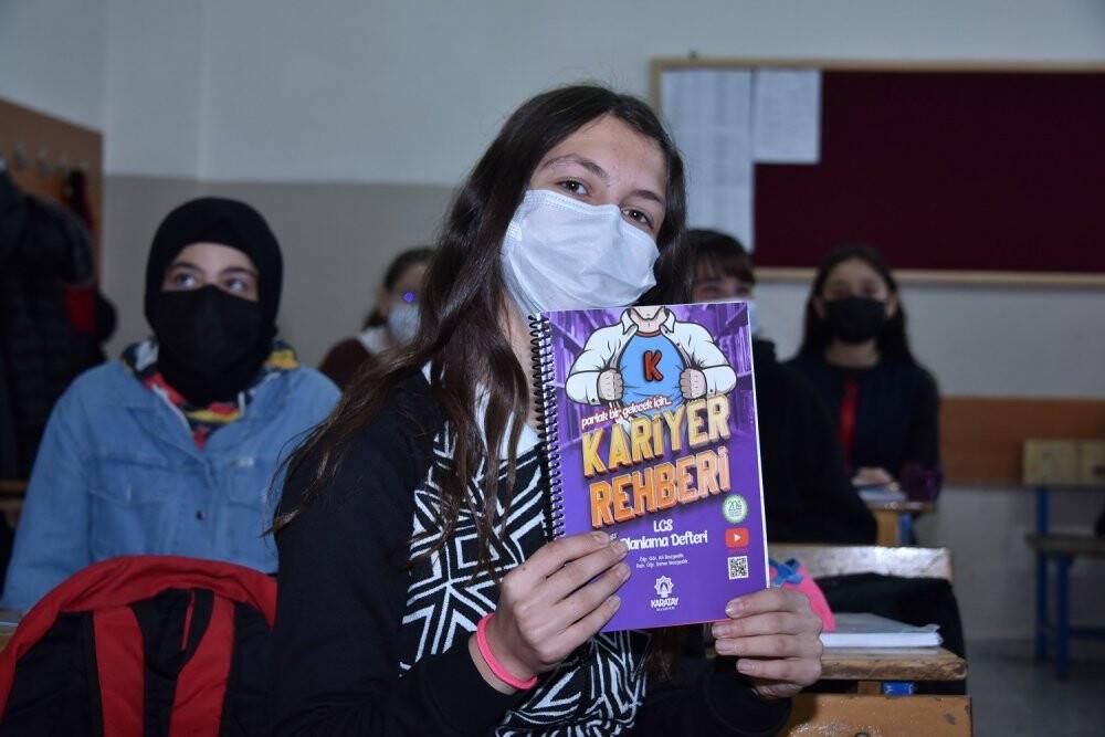 Karatay Belediyesinden öğrencilere "Kariyer Rehberi Planlama" defteri