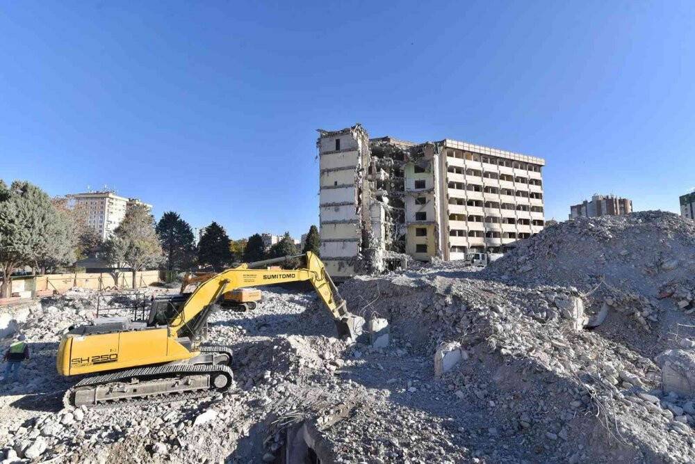 Konya’da depreme dayanıklı olmayan eski belediye binasında yıkım çalışmaları sürüyor