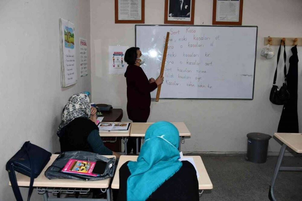 Yaşlı teyzeler, okuma azimleri ile gençlere taş çıkarıyor