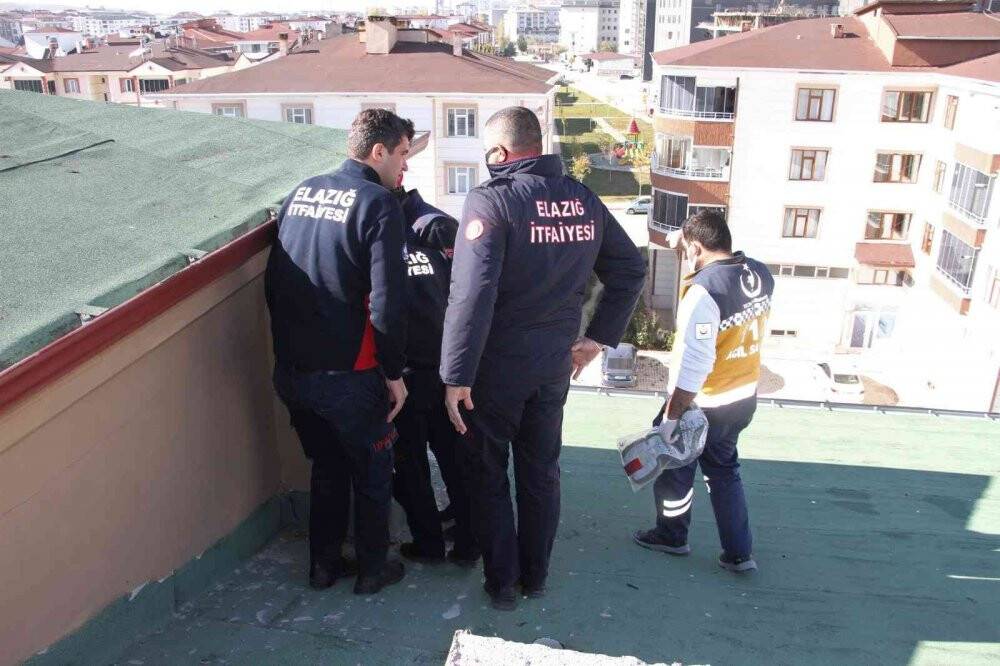 Bacadan binaya girdi, girdiği yerde sıkışınca yardımına itfaiye ekipleri yetişti