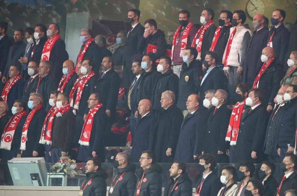 Bakan Kasapoğlu, millilere destek için tribünde