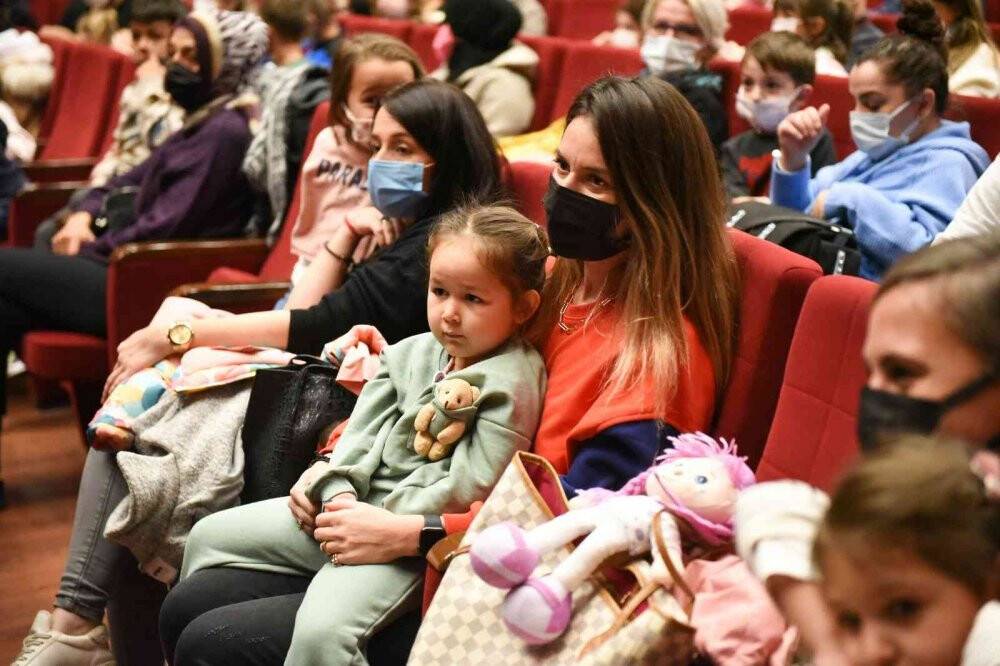 Bursa’da tiyatro salonları çocukların