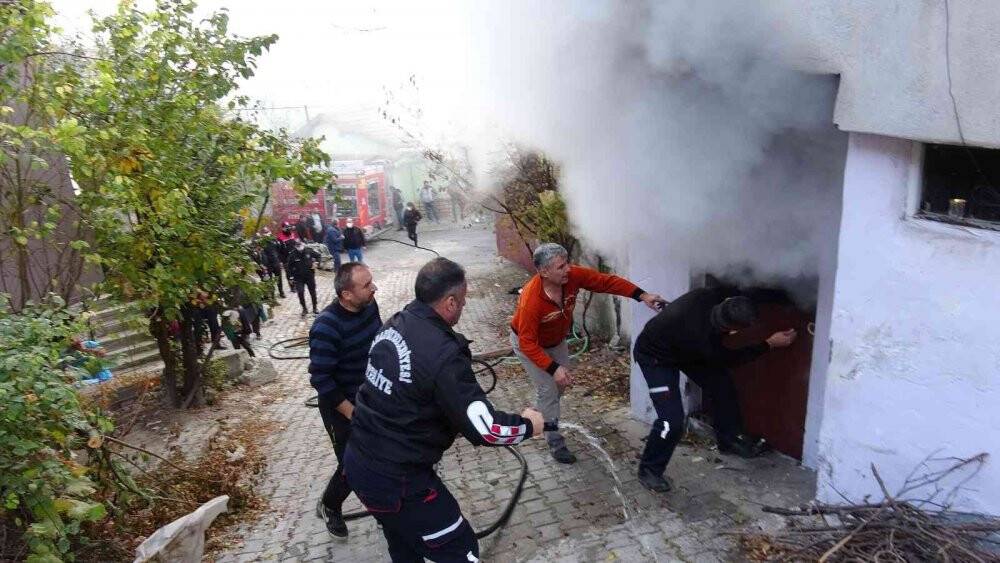 İki katlı evde çıkan yangında yaşlı adam hastanelik oldu