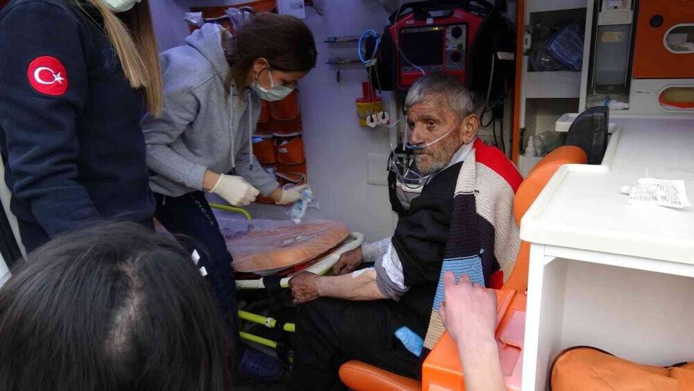 İki katlı evde çıkan yangında yaşlı adam hastanelik oldu