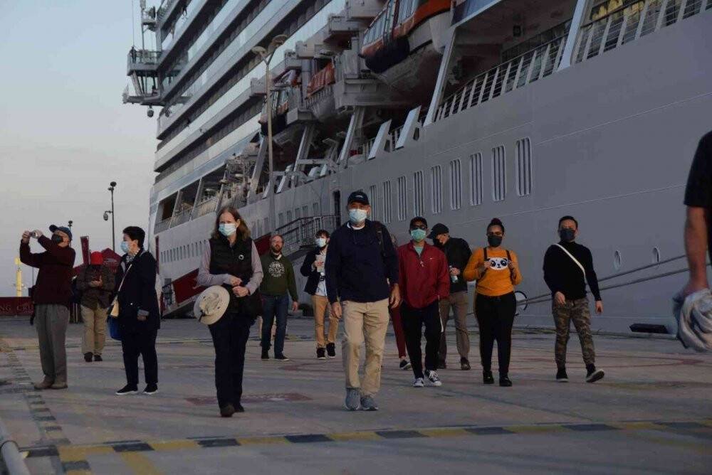 İkiz gemiler Kuşadası’na bin 200 yolcusuyla geldi