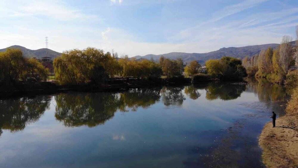 Kızılırmak’ı saran ağaçlar görsel şölen sunuyor