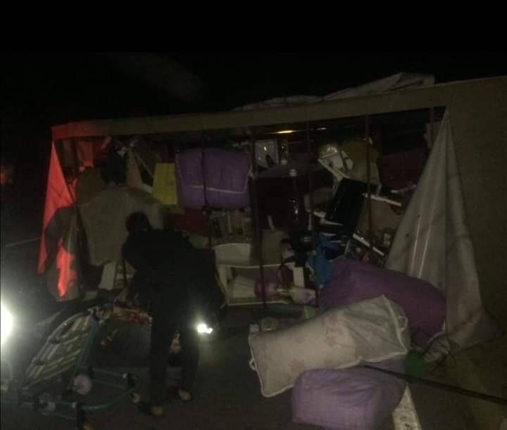 Söke’de eşya yüklü kamyon devrildi: 3 yaralı
