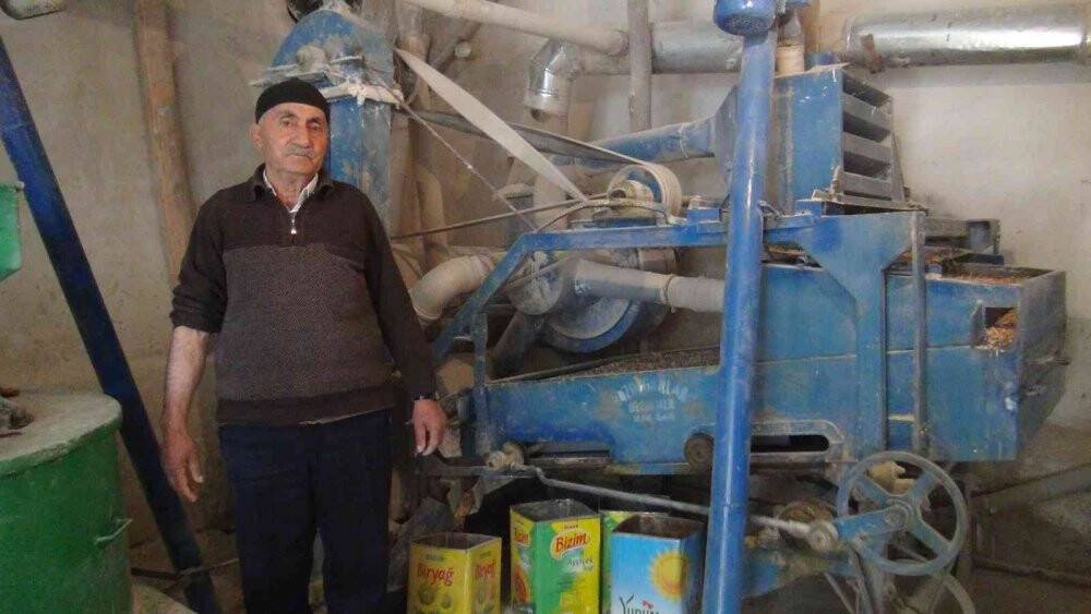 Baba yadigarı değirmencilik mesleğini oğluyla sürdürüyor