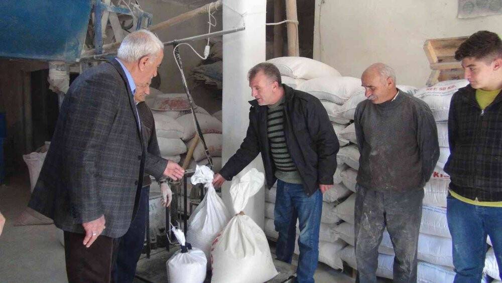 Baba yadigarı değirmencilik mesleğini oğluyla sürdürüyor